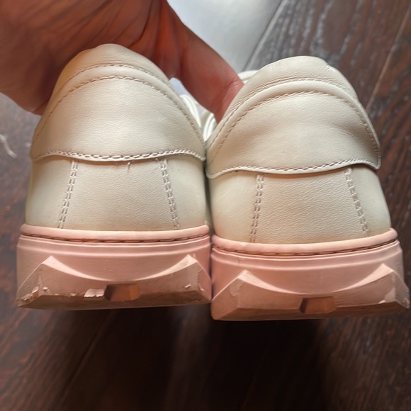 Salvatore Ferragamo "Cube 8" leather sneaker with Gancio print at side. Size 5.5 - Picture 11 of 15